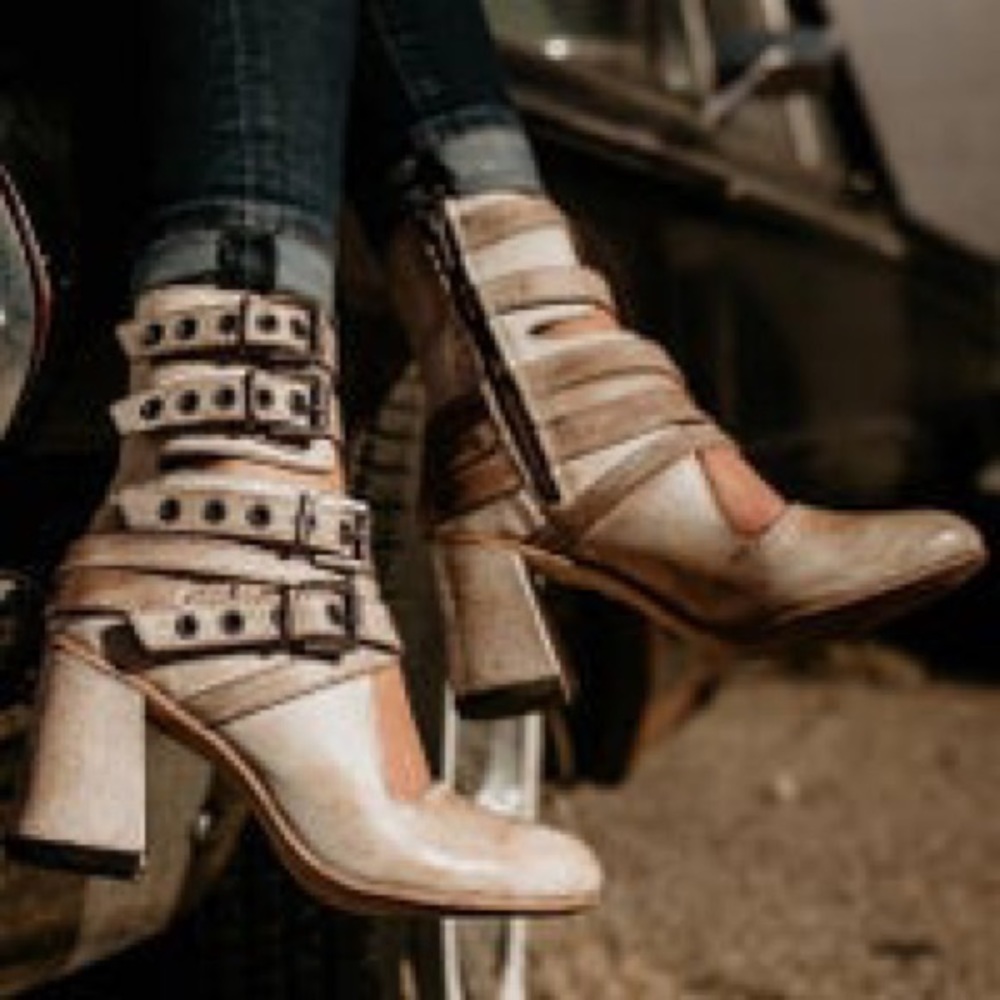 ISO Freebird Clover or Tali in size 8 or 9.